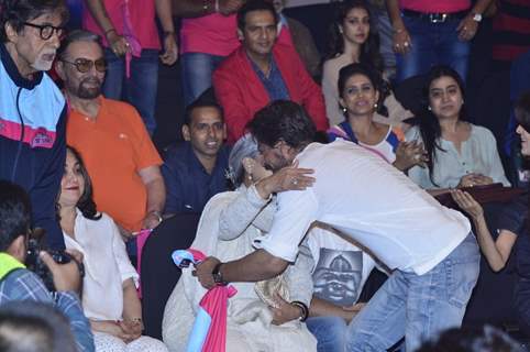 Shah Rukh Khan hugs Jaya Bachchan at Pro Kabbadi League