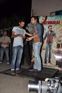 Emraan Hashmi was seen selling ticket to his fan