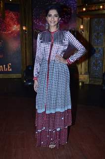 Sonam Kapoor poses for the media at Promotion of Khoobsurat on Entertainment Ke Liye Kuch Bhi Karega