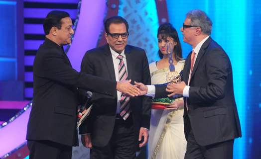 Rana Kapoor and Dharmendra Awarding Yogesh Mehta at International Indian Achiever's Award 2014