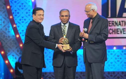 Rana Kapoor and Dr.Raghunath Mashelkar awarding Dr. Subra Suresh