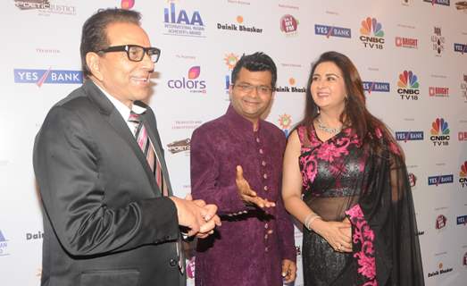 Dharmendra with Aneel Murarka and Poonam Dhillon at International Indian Achiever's Award 2014