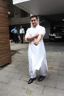 Aamir Khan spotted wearing a white kurta on the occasion of Eid