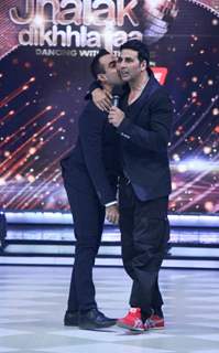 Ranvir Shorey plants a kiss on Akshay's cheek on Jhalak Dikhla Jaa