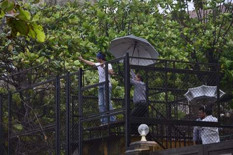 Shah Rukh Khan Waves Out to his Fans on Eid