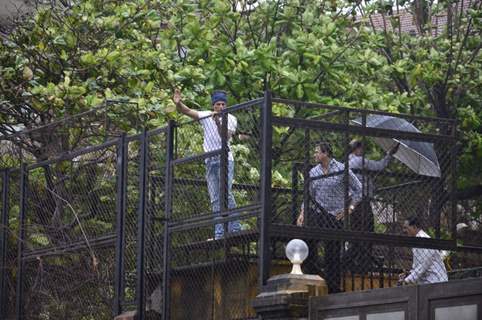 Shah Rukh Khan came out to Wave to his Fans on Eid