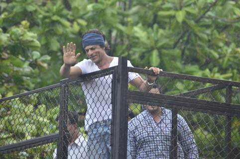 Shah Rukh Khan gives a smiling Wave to his Fans on Eid