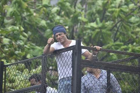 Shah Rukh Khan gives a thums up to his Fans on Eid