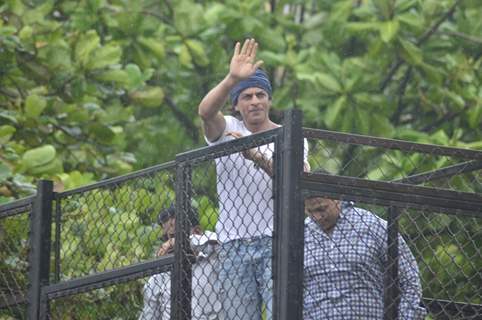 Shah Rukh Khan Waves Out to his Fans in the midst of rains on Eid