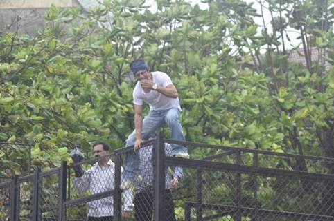 Shah Rukh Khan climbs up the fence to blow a flying kiss to his fans