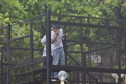 Shah Rukh Khan came out at his balcony to greet his Fans on Eid