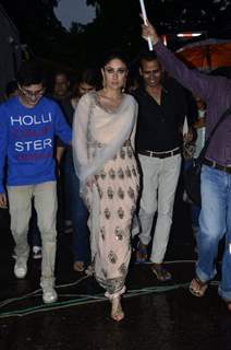 Kareena Kapoor arrives for the Promotions of Singham Returns on Jhalak Dikhla Jaa