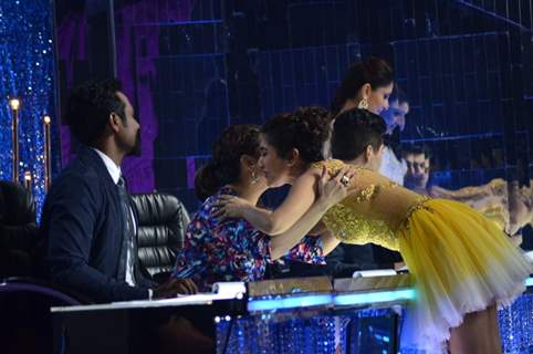 Sophie Choudry hugs Madhuri Dixit after a perfromance on Jhalak Dikhla Jaa