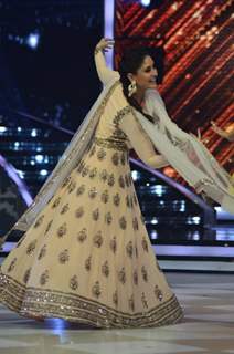 Kareena Kapoor performs on Jhalak Dikhla Jaa