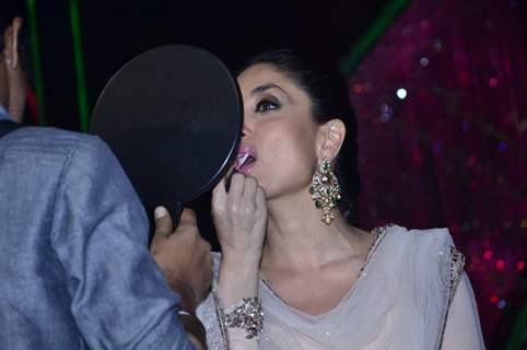 Kareena Kapoor fixes her make up on Jhalak Dikhla Jaa