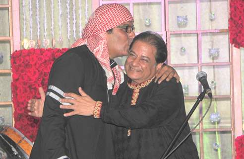 Talat Aziz seen hugging Anup Jalota at his Birthday Celebration this Eid