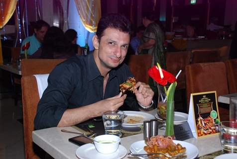 Rushad Rana was seen enjoying on the various delicacies at Lucknow Food Fest