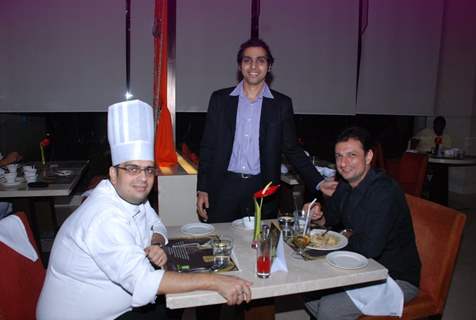 Rushad Rana snapped with the Chef and the Manager at the Lucknow Food Fest