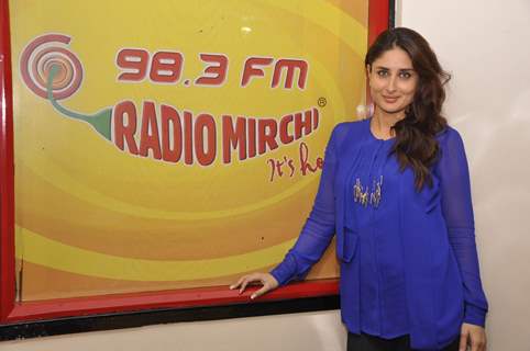 Kareena Kapoor poses for the media at Radio Mirchi Studio