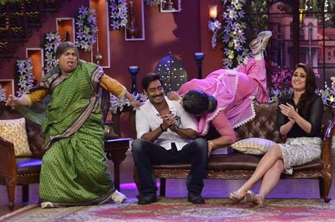 Dadi seen giving a kiss to Ajay Devgn on Comedy Nights with Kapil