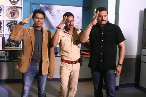 Aditya Srivastava, Ajay Devgn and Dayanand Shetty give a salute pose for the camera on C.I.D