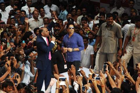 the crowd cheers for Sachin Tendulkar at the Inauguration PVP Mall