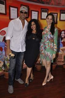 Rj Malishka poses with Akshay and Tammanah at the Promotion of Entertainment on Red FM