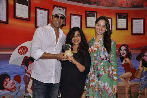 Rj Malishka poses with Akshay and Tammanah at the Promotion of Entertainment on Red FM