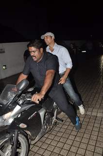 Akshay Kumar was spotted sitting on the bike with his bodyguard at PVR