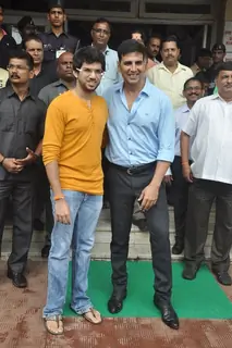 Akshay Kumar and Aditya Thackeray pose for the media