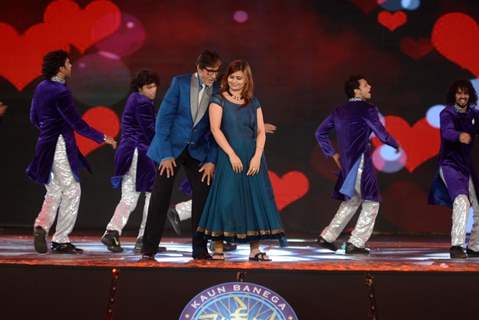 Amitabh Bachchan performing with a fan at the Grand Opening in Surat