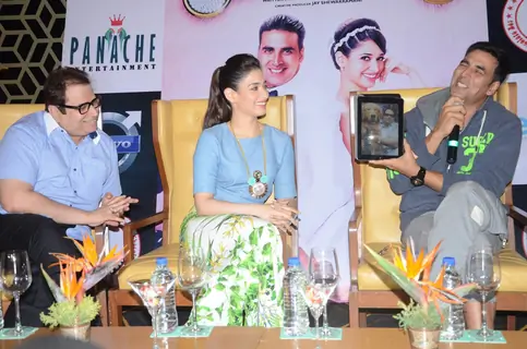 Akshay Kumar was seen showing an image on his tab to the audience
