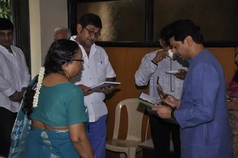 Mahesh Manjrekar and Raj Thackeray were spotted reading a book