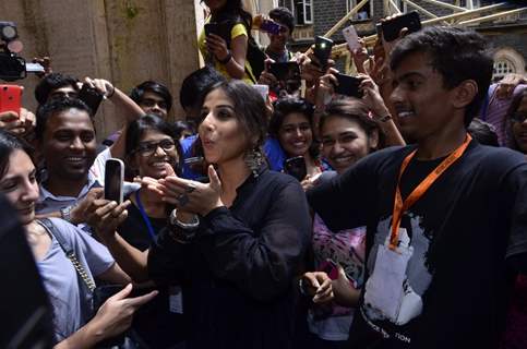 Vidya Balan was seen giving flying kiss to her fans