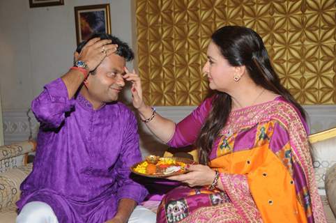 Poonam Dhillon puts a tilak on her brother's forehead for Raksha Bandhan