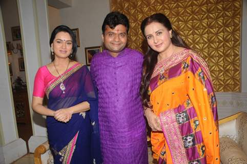 Poonam Dhillon Celebrates Raksha Bandhan with her brother and Padmini Kolhapure