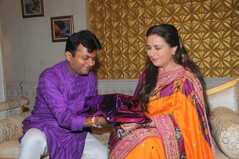 Aneel Murarka gives his sister Poonam Dhillon at gift for Raksha Bandhan