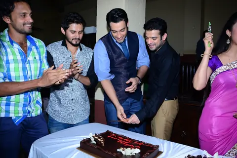 The cast cuts a cake as Ye Hai Mohabbatein completes 200 episodes