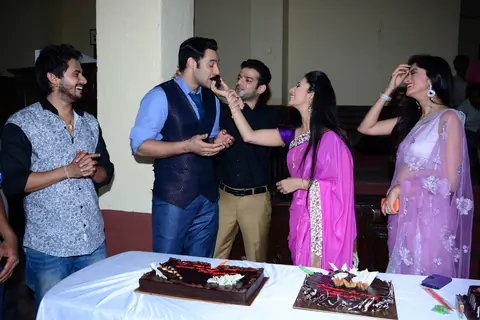 Divyanka Tripathi gives Sangram Singh some cake as Ye Hai Mohabbatein completes 200 episodes