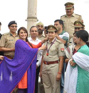 Rani Mukherjee awards a medal to a Women Inspector at the Promotions of Mardaani in Jhansi