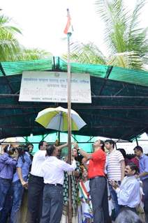 Rani Mukherjee hosts the Indian Tricolor at a Local School