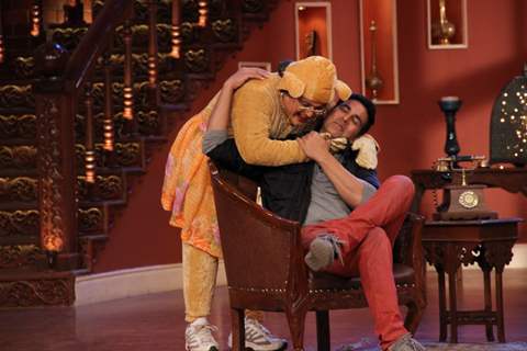 Dadi giving Akshay Kumar a kiss at the Promotion of Entertainment on Comedy Nights with Kapil