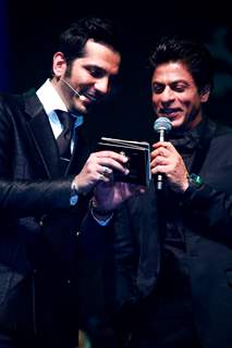 Nitin Mirani showing Shah Rukh Khan placards