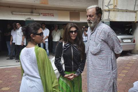 Sharbani Mukherjee, Tanishaa Mukerji and Arun Bali at the funeral of Dharmesh Tiwari