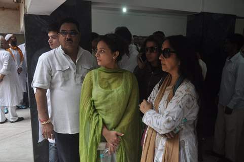 Sharbani Mukherjee, Pappu Khanna and Ila Arun at the funeral of Dharmesh Tiwari