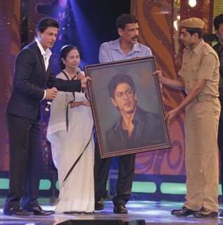 Shah Rukh Khan felicitated with his portrait at a Police Event in Kolkota