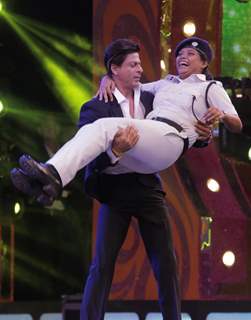 Shah Rukh Khan carries a lady constable at a Police Event in Kolkota