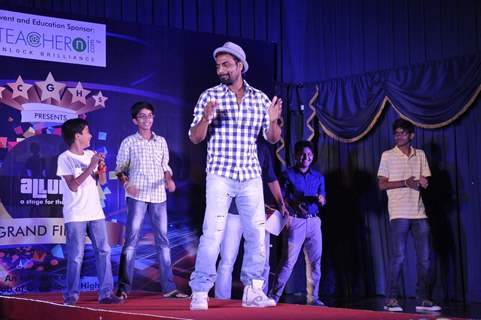 Remo D'souza teaches some children to dance at the Promotions of Desi Kattey