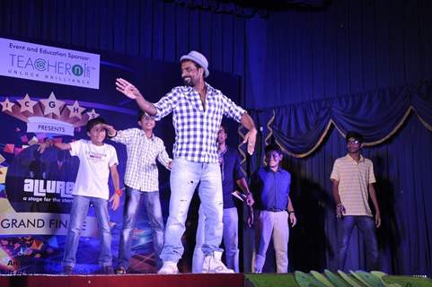 Remo D'souza teaches some children to dance at the Promotions of Desi Kattey