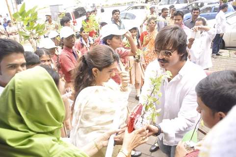 Vivek Oberoi being felicitated with a saplint at Love Mumbai Event